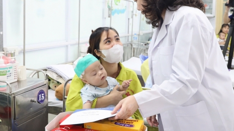 Phó Chủ tịch nước Võ Thị Ánh Xuân thăm, tặng quà bệnh nhi tại Bệnh viện Phổi Trung ương
