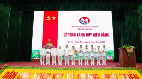 Chuẩn Đô đốc Lê Bá Quân vinh dự đón nhận Huy hiệu 30 năm tuổi Đảng