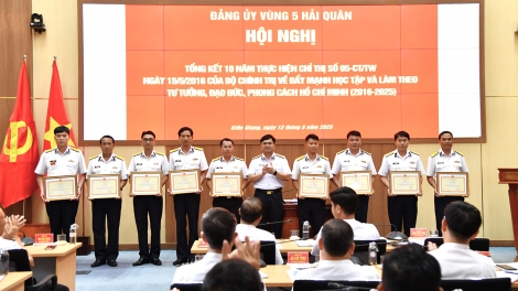 Vùng 5 Hải quân khen thưởng các tập thể, cá nhân có thành tich tốt trong thực hiện Chỉ thị 05