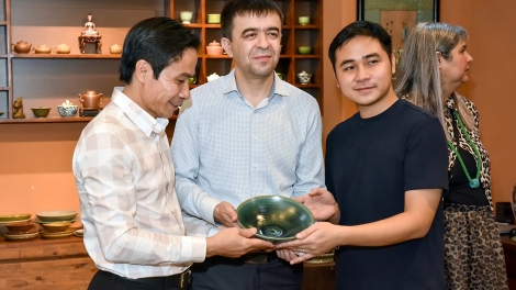 Nghệ nhân trẻ mang làn gió mới cho gốm sứ Bát Tràng