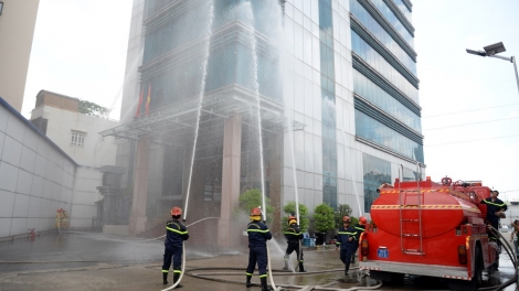 Tài xế xe bồn, nhân viên cây xăng PTS Sài Gòn diễn tập phòng cháy chữa cháy