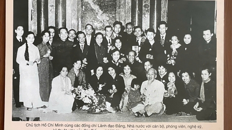 Chuyện chưa kể về bức ảnh quý chụp Bác Hồ  với cán bộ, nghệ sĩ Đài Tiếng nói Việt Nam