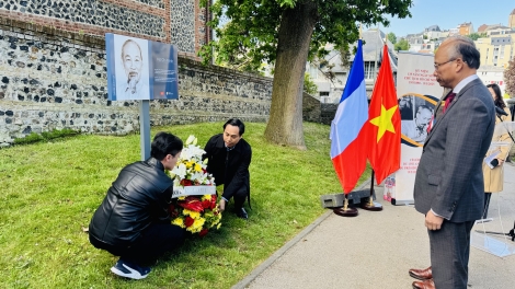 Dâng hoa tưởng niệm Chủ tịch Hồ Chí Minh tại Sainte-Adresse, Pháp
