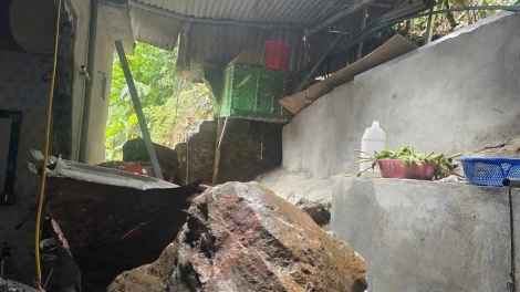 Mưa kéo dài, đá to từ trên núi lăn xuống nhà dân ở Yên Bái