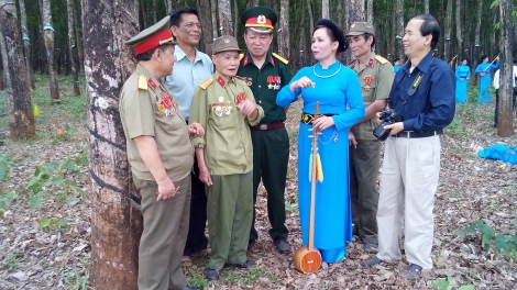 Vượt Trường Sơn cùng nhật ký thơ tiếng Tày “Lên đường đánh giặc”
