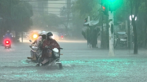 Mưa lớn gây ngập cục bộ nhiều tuyến đường trung tâm thành phố Đồng Hới