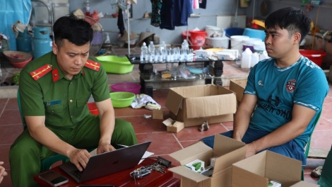 Thời sự 21h30 8/5/2025: Triệt phá cơ sở sản xuất mỹ phẩm giả số lượng cực lớn tại Bắc Giang