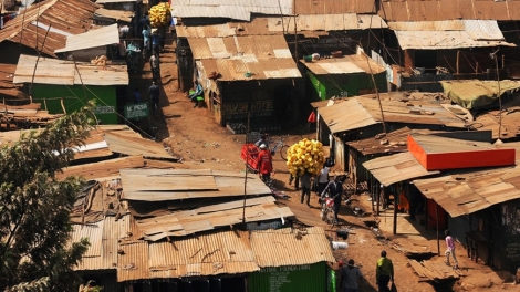 Dự án đường ống trên cao đem nước sạch đến cho người dân ở khu ổ chuột của Kenya