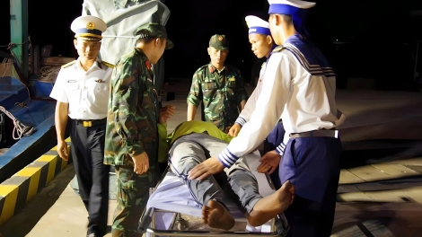 Đảo Trường Sa cấp cứu thành công ngư dân trong đêm