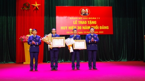 Hải đoàn 11 trao huy hiệu 30 năm tuổi đảng cho các đảng viên