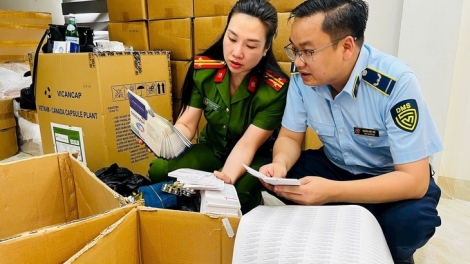 Thời sự 21h30 17/5/2025: Công an Hà Nội thu giữ 100 tấn thuốc tân dược, thực phẩm chức năng giả