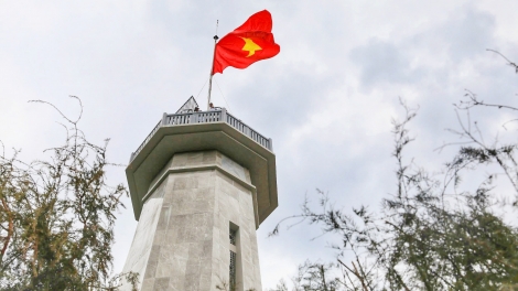 Lễ Thượng cờ và gắn biển công trình Cột cờ A Pa Chải - biểu tượng thiêng liêng nơi cực Tây Tổ quốc