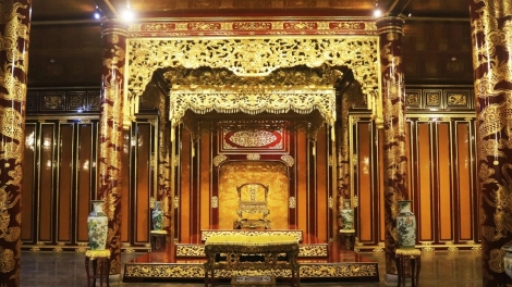 Du khách ngồi lên ngai vàng tại Đại Nội Huế, gây bức xúc dư luận