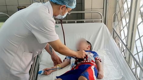 Cứu thành công bé trai 5 tuổi tự thắt dây dải rút quần vào cổ (Ngày 11/5/2025)