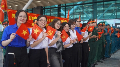 Người dân TP.HCM chụp hình, hát mừng đất nước trong ngày chia tay lực lượng diễu binh