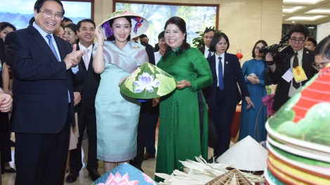 Thủ tướng Việt Nam và Thủ tướng Thái Lan dự Triển lãm “Sản phẩm thủ công mỹ nghệ Việt Nam”.