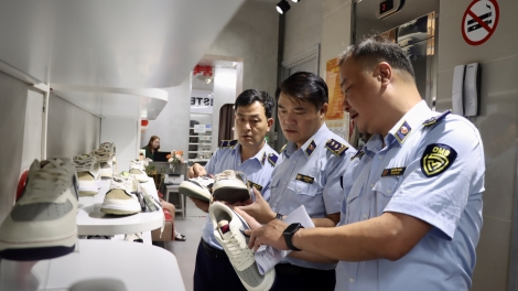 Tạm giữ hàng nghìn sản phẩm thời trang giả bày bán công khai tại các tuyến phố du lịch ở Đà Nẵng