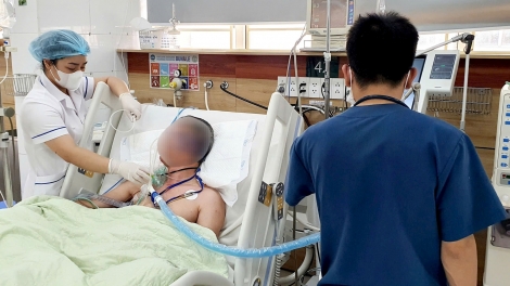 Mua nhầm cồn độc hại để súc miệng, người đàn ông hôn mê sâu