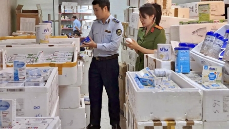 Hà Nội: Phát hiện kho hàng lậu nằm ngay giữa trung tâm thành phố
