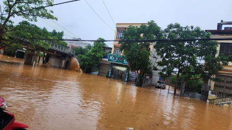 Lạng Sơn: Mưa lớn khiến nhiều tuyến phố, khu dân cư ngập trong biển nước