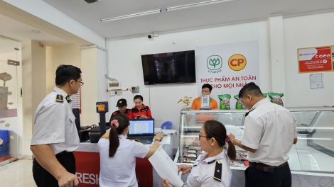 Bình Dương kiểm tra đột xuất an toàn thực phẩm tại các cửa hàng của Công ty C.P. Việt Nam