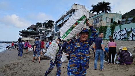 Giữ màu xanh đại dương – Hành động từ trái tim người lính Vùng 2 Hải quân