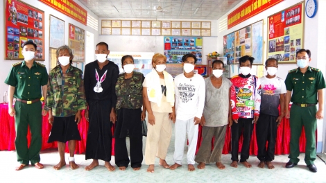 Biên phòng Cà Mau hỗ trợ, cứu vớt 8 người nước ngoài trên biển