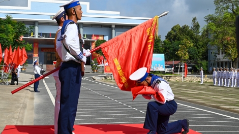 Chiến sĩ mới Vùng 2 Hải quân tuyên thệ dưới Quân kỳ Quyết thắng, sẵn sàng bảo vệ chủ quyền biển đảo