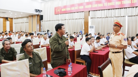 Tuyên truyền pháp luật về an ninh trật tự, an toàn giao thông  cho doanh nghiệp vận tải và người lao