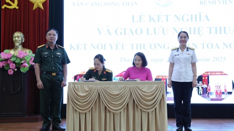 K ý kết phối hợp hoạt động giữa Hội Phụ nữ Tân Cảng Sóng Thần với Hội Phụ nữ Bệnh viện Quân y 4