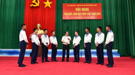 Vùng 5 Hải quân nâng cao kiến thức pháp luật cho cán bộ, chiến sĩ