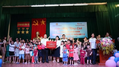 Lữ đoàn 126 tặng quà cho con quân nhân 