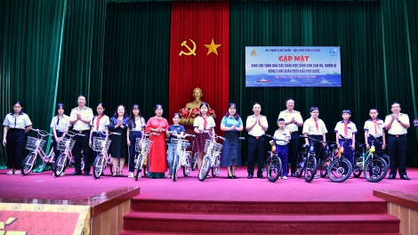 Hội Liên hiệp phụ nữ tỉnh Cà Mau mang yêu thương đến đảo xa