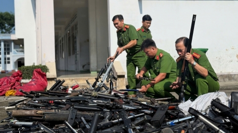Long An tiêu huỷ hàng ngàn vũ khí, vật liệu nổ