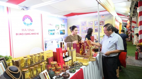 Lào Cai rực rỡ khai mạc Hội chợ Du lịch Quốc tế 2025: "Kết nối khát vọng xanh"