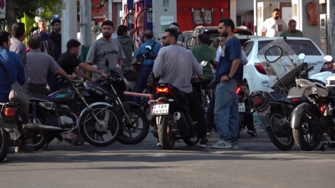 Tehran: Người dân xếp hàng mua xăng giữa bất ổn leo thang