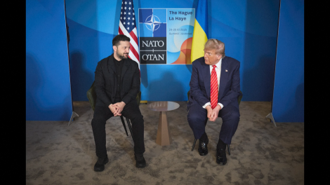 Tổng thống Zelenskiy “bất ngờ” mặc áo vest đen trong cuộc gặp Tổng thống Trump 