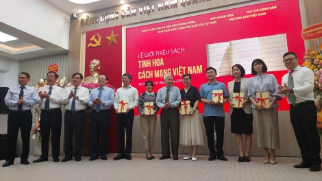 Cuốn sách “Tinh hoa cách mạng Việt Nam”:Tài liệu giá trị để tu dưỡng “mắt sáng, lòng trong, bút sắc"