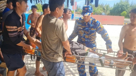 Đảo Sinh Tồn kịp thời cấp cứu ngư dân bị vỡ xương bánh chè