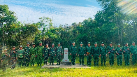 Bộ đội biên phòng giúp dân xóa đói giảm nghèo, xây dựng biên cương vững mạnh.