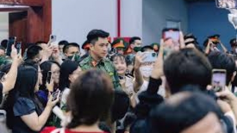 Khi quân nhân hoá “idol”: Đừng để lòng hâm mộ gây phiền phức