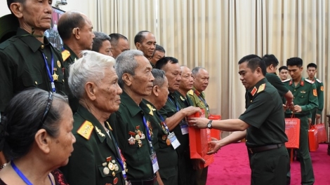 Ngày 10/6, tại Hà Nội, Bộ Quốc phòng tổ chức gặp mặt đoàn đại biểu người có công với cách mạng tỉnh 