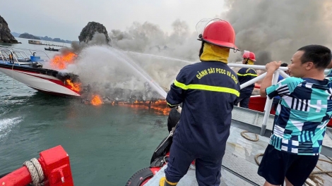 Quảng Ninh: Tàu cao tốc du lịch bất ngờ bốc cháy dữ dội trên biển