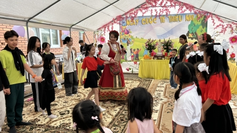 Tết thiếu nhi rộn ràng ấm tình quê hương