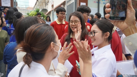 Thi tốt nghiệp THPT năm 2025: thí sinh tại TP.HCM than đề tiếng Anh dài, đề Hoá khó