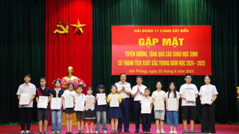 Hải đoàn 11 gặp mặt tuyên dương, tặng quà học sinh có thành tích xuất sắc năm học 2024-2025