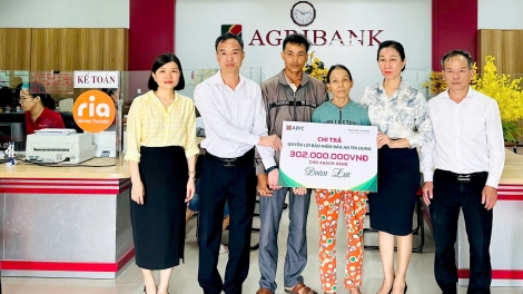 Tiền bảo hiểm về - gánh nợ được giải phóng