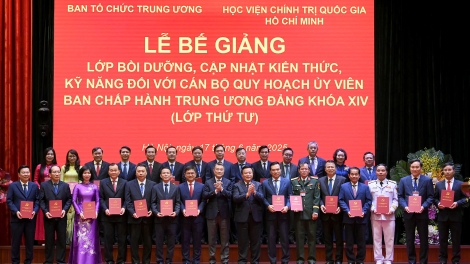 Bế giảng lớp bồi dưỡng cập nhật kiến thức, kỹ năng đối với cán bộ quy hoạch UVBCH TW Đảng khóa XIV