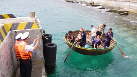Bệnh nhân điều trị tại đảo Trường Sa đã quay trở lại tàu tiếp tục làm việc