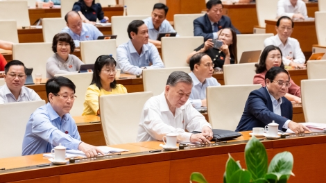 Thời sự 18h 16/6/2025: Quốc hội thông qua NQ sửa đổi, bổ sung một số điều của Hiến pháp năm 2013
